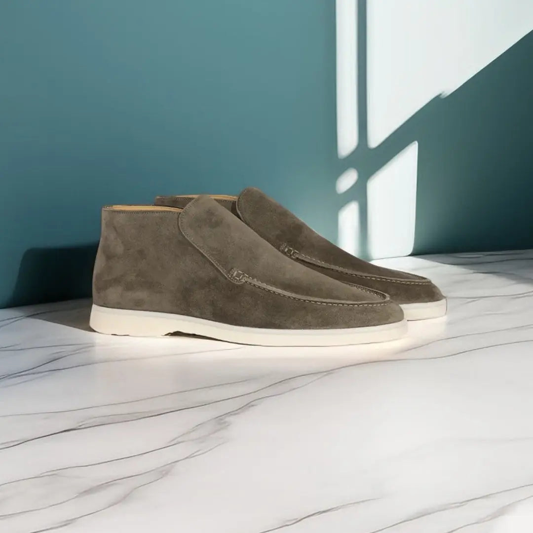 Mocassini uomo eleganti slip-on, perfetti per look casual. Massima leggerezza e comfort quotidiano.