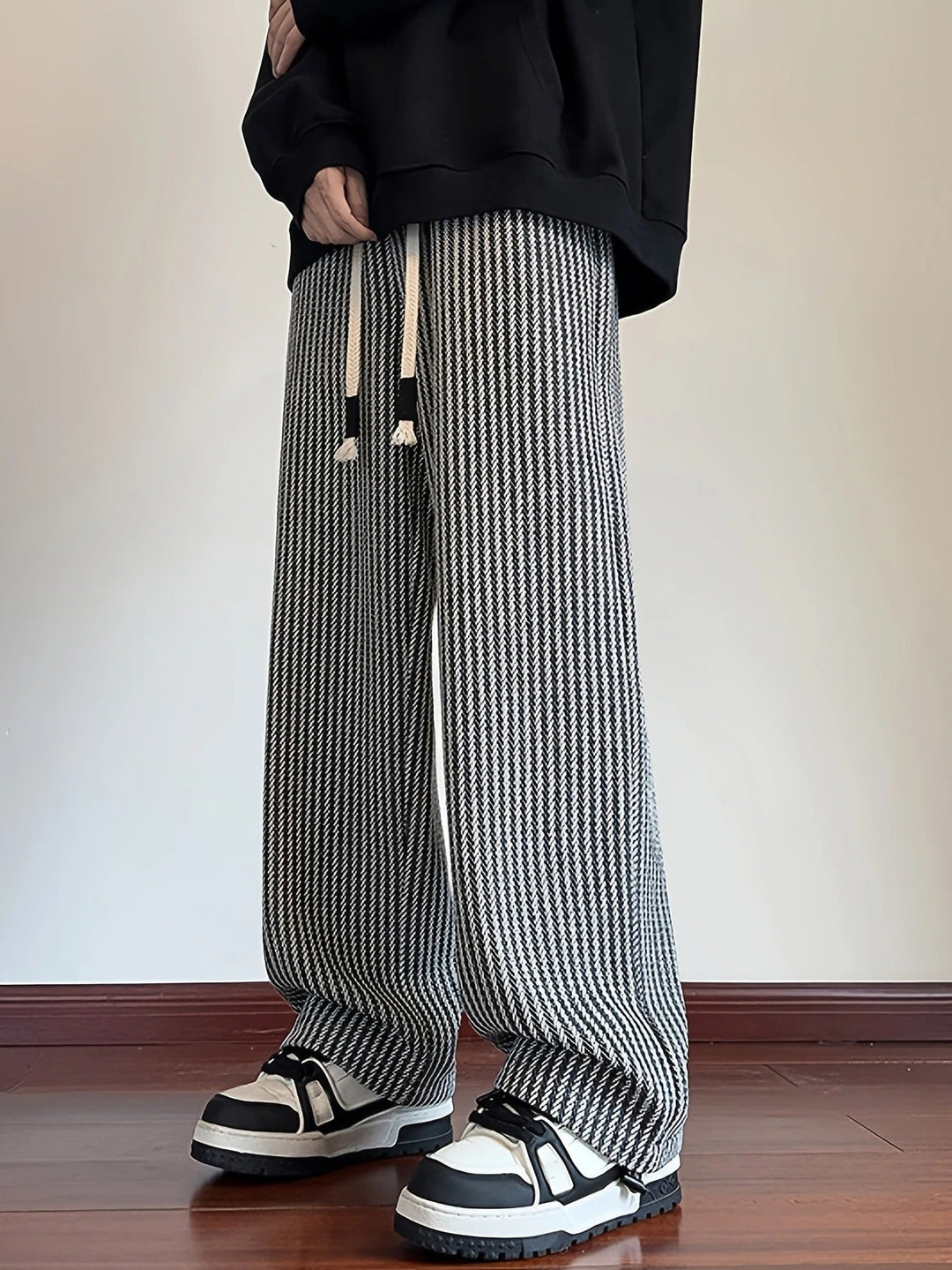 Tessuto con motivo spina di pesce per questi pantaloni uomo a gamba larga, comfort e stile streetwear.
