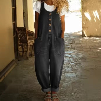 Tuta donna lunga nera a vestibilità ampia con fibbia e tasche, per un look casual chic e rilassato.