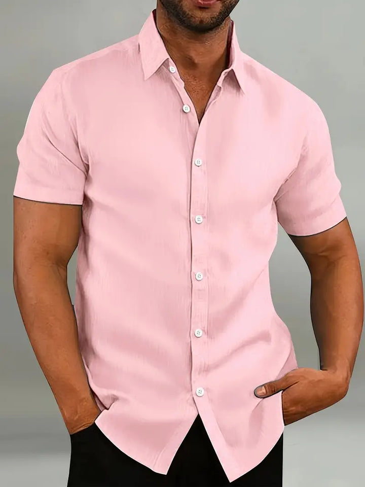 Moda uomo per l'estate: camicia casual maniche corte. Unisce comfort, stile versatile e look elegante.
