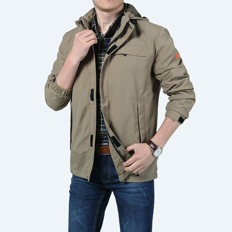 Giacca da uomo sportiva con tasche zip sicure, ideale per outdoor, escursionismo e corsa. Tessuto traspirante.