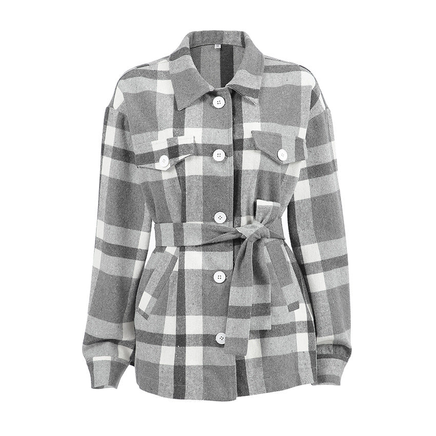 Outerwear donna: cappotto scozzese con ampio colletto. Caldo, chic e alla moda, perfetto per l'autunno.
