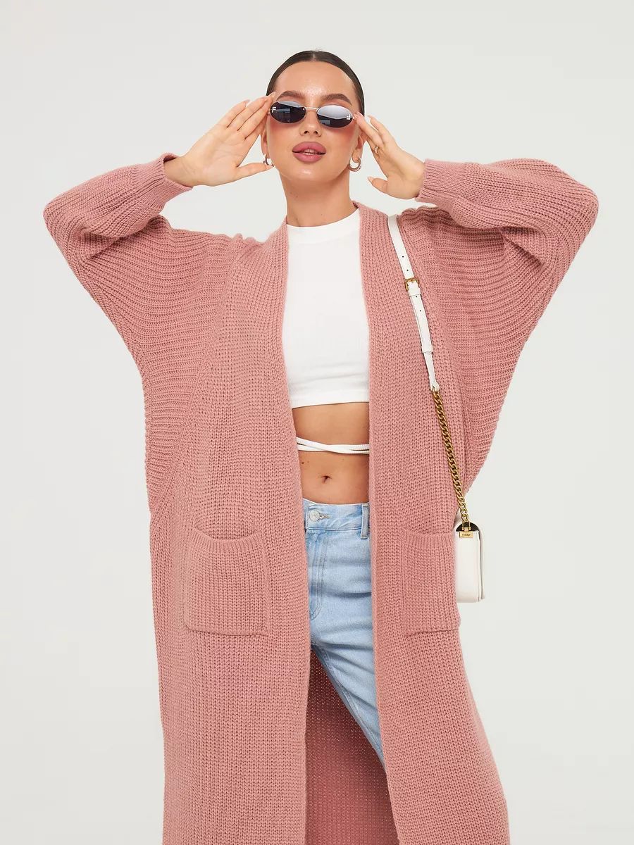 Cardigan donna elegante lungo per look a strati, con tasche e taglio moderno per l'inverno.