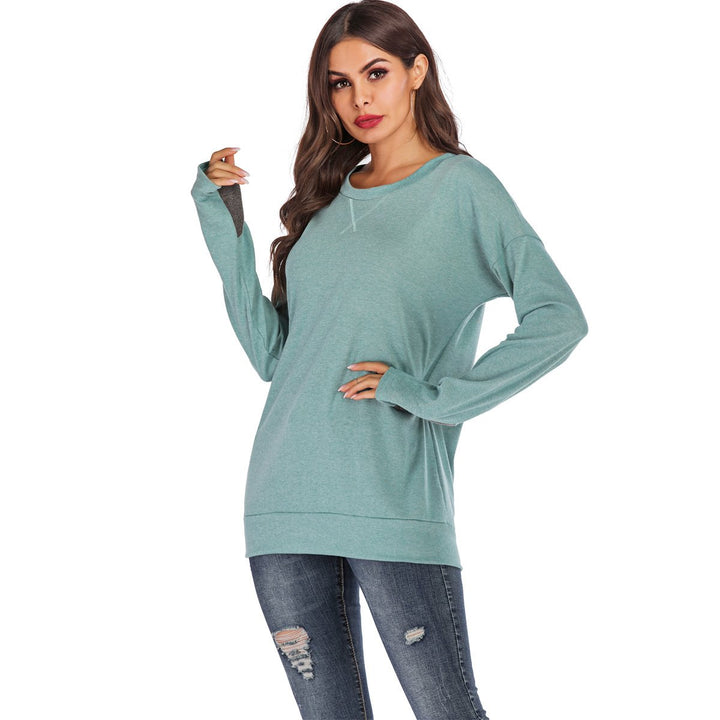 Donna indossa maglione pullover casual a tinta unita con scollo rotondo e maniche lunghe.