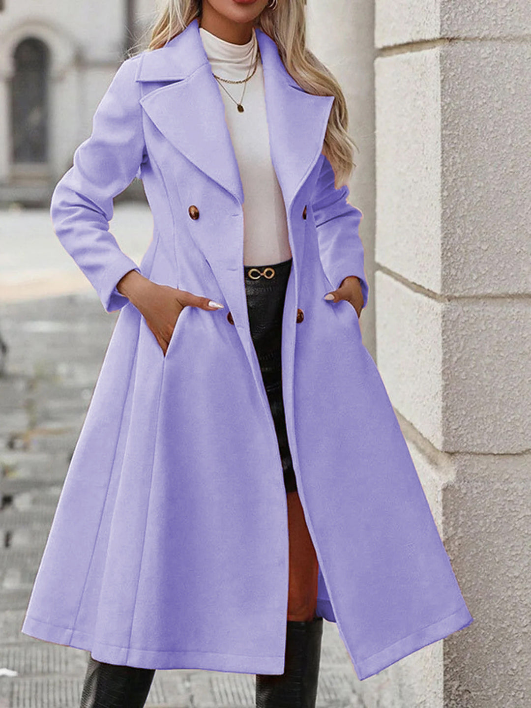 Trench moda donna, design lungo e doppiopetto, perfetto per abbinamenti casual ed eleganti in città.