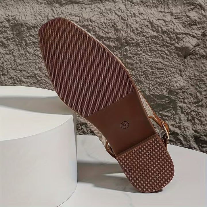 Ballerine donna bianche slingback, calzature eleganti e comode. Perfette scarpe di moda per uso quotidiano.