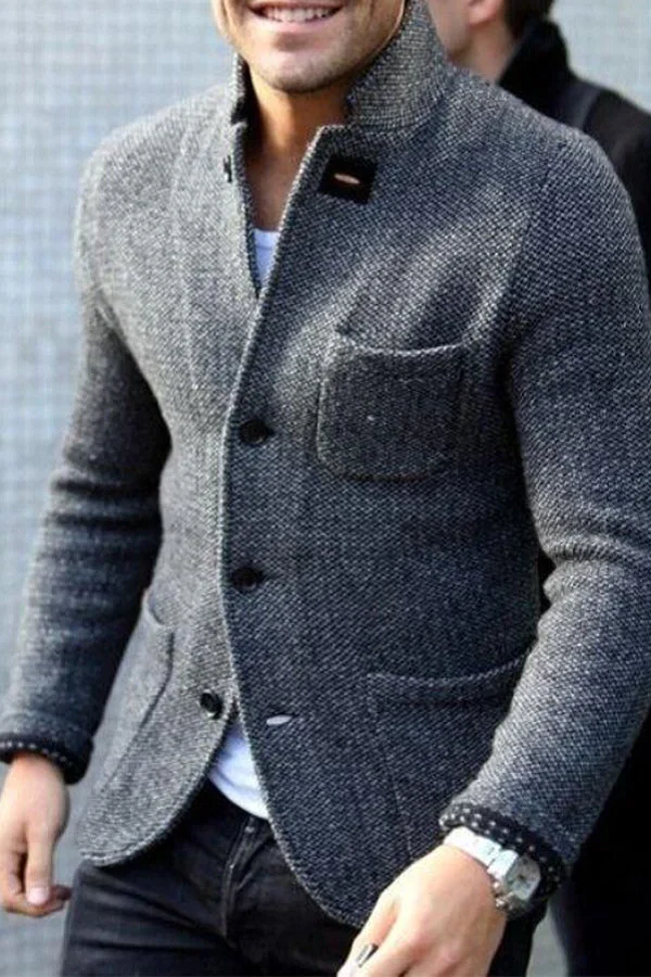 Cappotto invernale corto da uomo moderno, elegante e caldo, perfetto per affrontare il freddo con stile.