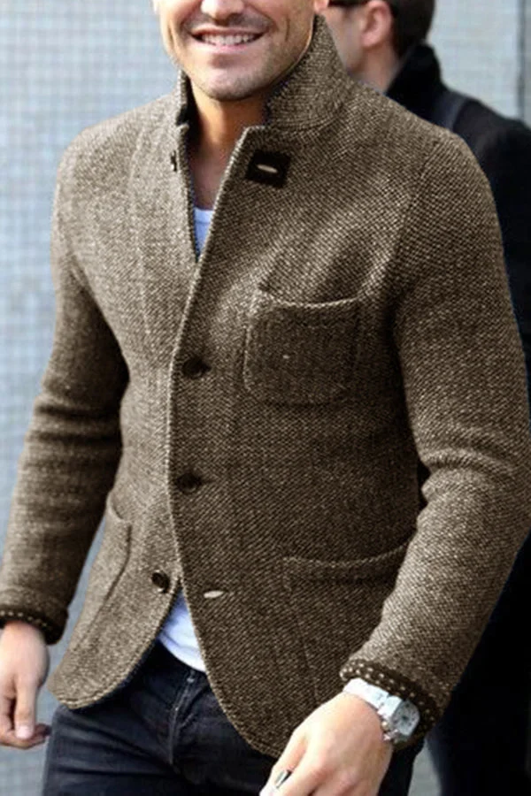 Moda maschile: cappotto uomo corto per l'inverno, caldo e con un design moderno, outerwear essenziale.