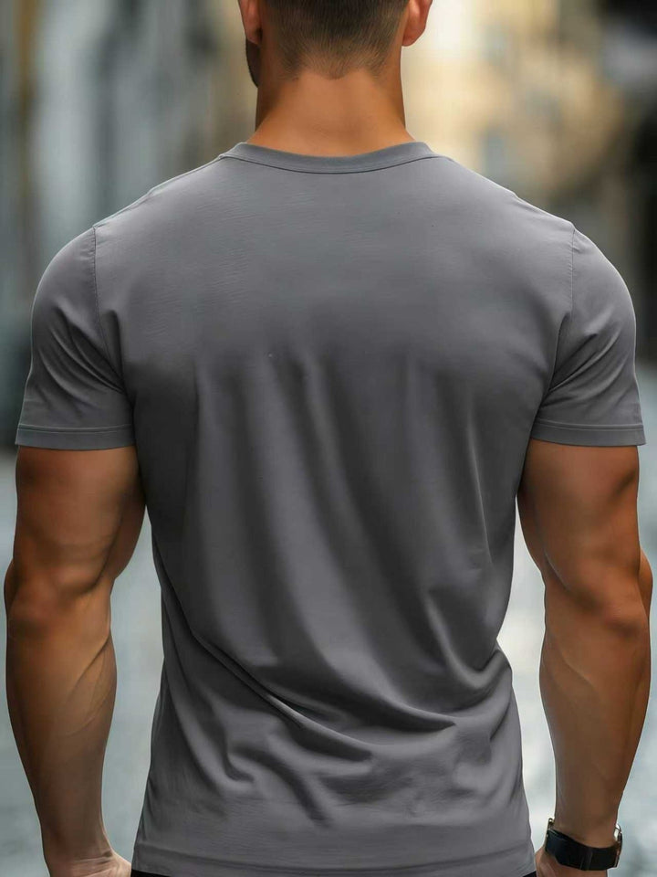 T-shirt nera casual uomo, girocollo, maniche corte. Perfetta per abbigliamento estivo versatile e comfort.
