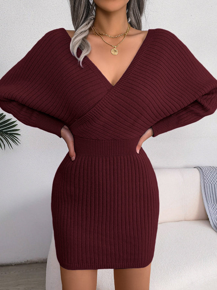 Abito maglione donna casual-chic, aderente, scollo a V incrociato e maniche a pipistrello.