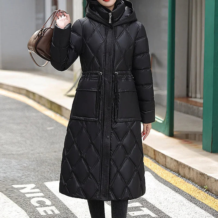 Cappotto invernale lungo trapuntato da donna, caldo ed elegante per la moda invernale. Ideale per comfort e stile chic.