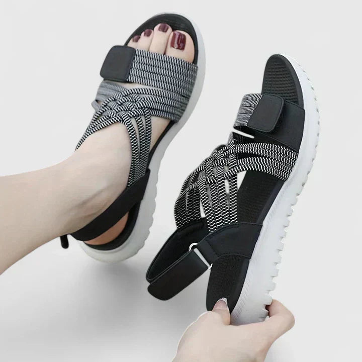 Sandali ortopedici donna con cinturini regolabili, assicurano supporto piede e comfort per ogni passo.