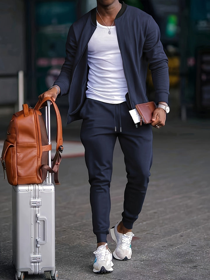 Completo tuta uomo casual e comodo con giacca sportiva e jogger, ideale per palestra o outfit urbano versatile.