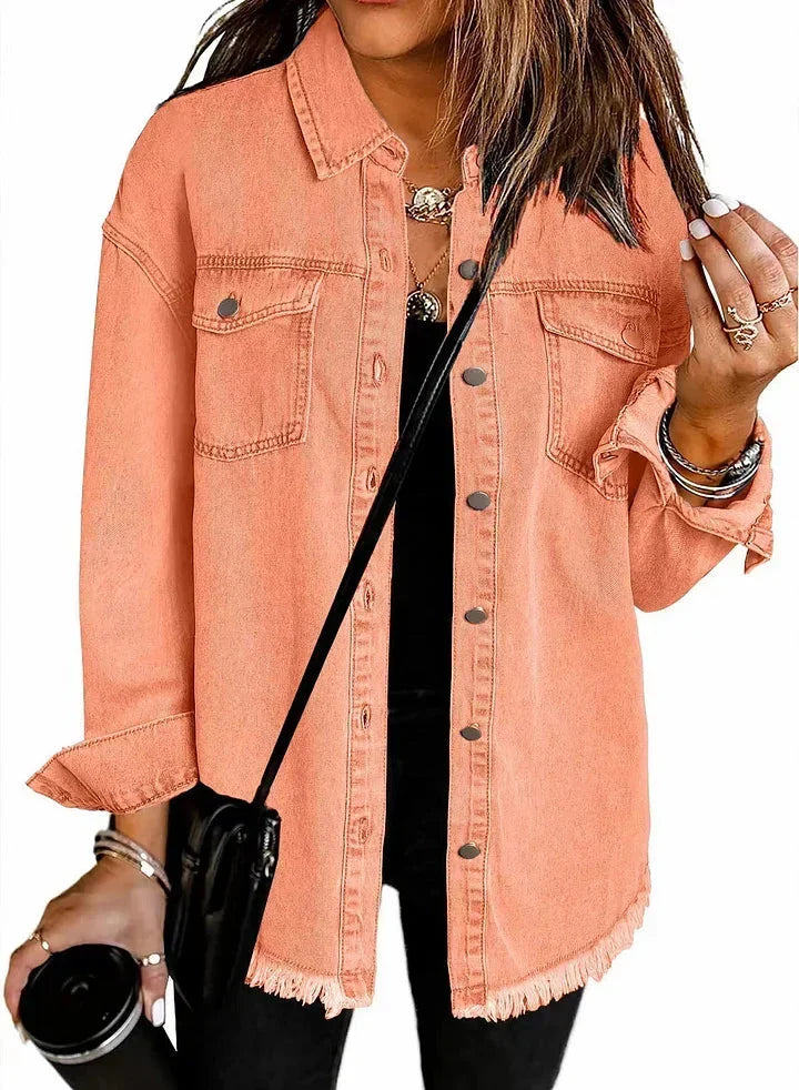 Giacca di jeans versatile per donna, con bottoni metallici, per un tocco casual.