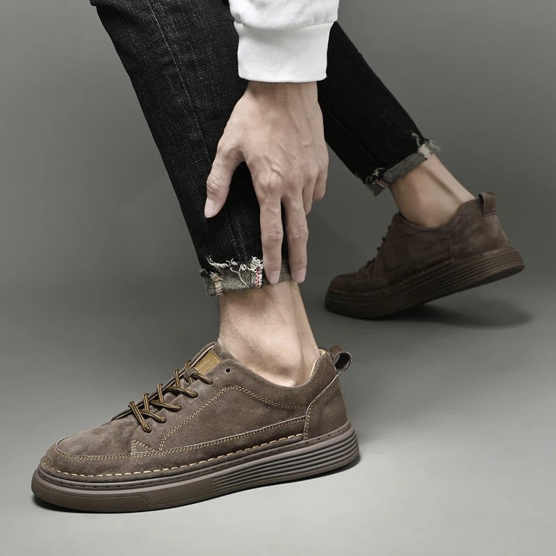 Calzature uomo versatili, comode e ammortizzate, con vestibilità ampia per ogni occasione. Beige, bianco, arancio.