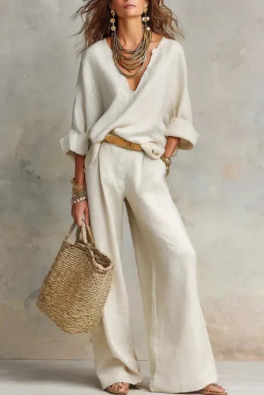Completo donna fluido con pantaloni larghi e scollo a V, ideale per un outfit estivo elegante.