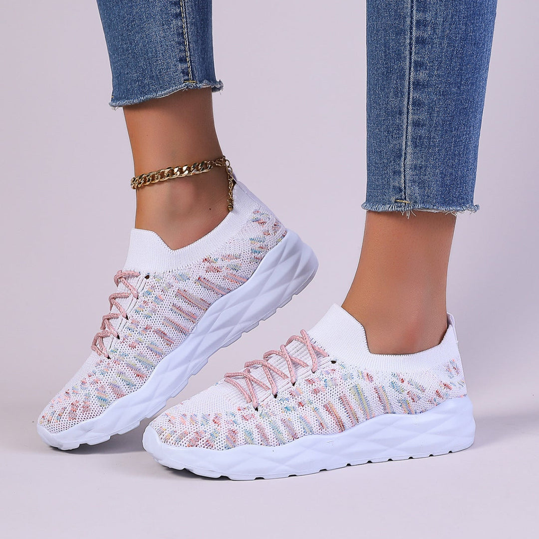 Scarpe basse da donna comode con lacci, sneakers casual leggere ideali per ogni stagione. Moda donna.