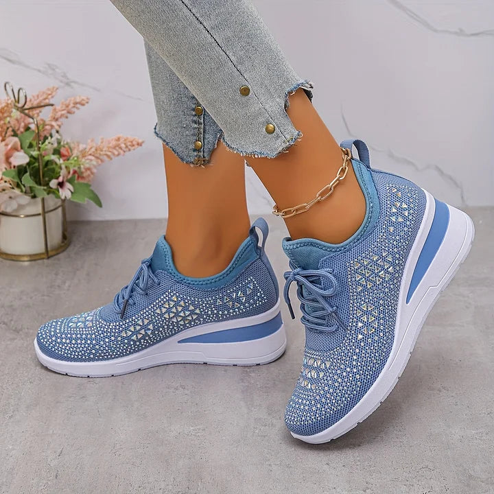 Must-have sneakers donna con zeppa e dettagli scintillanti, per un look moda comodo e casual.