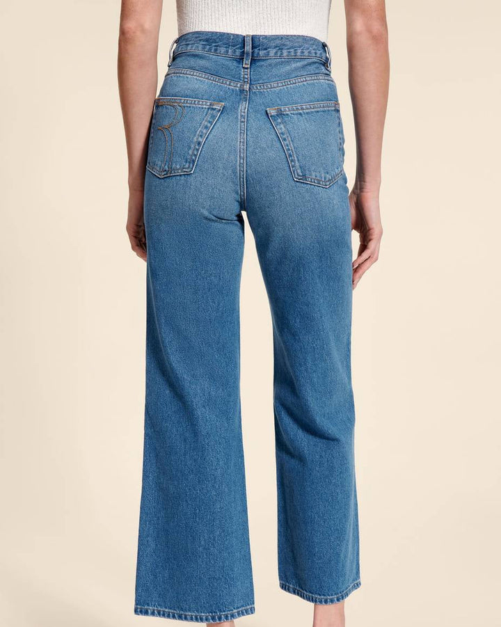 Jeans donna a vita alta con gamba dritta e taglio cropped. Stile retrò e casual, ideale per la moda primaverile.