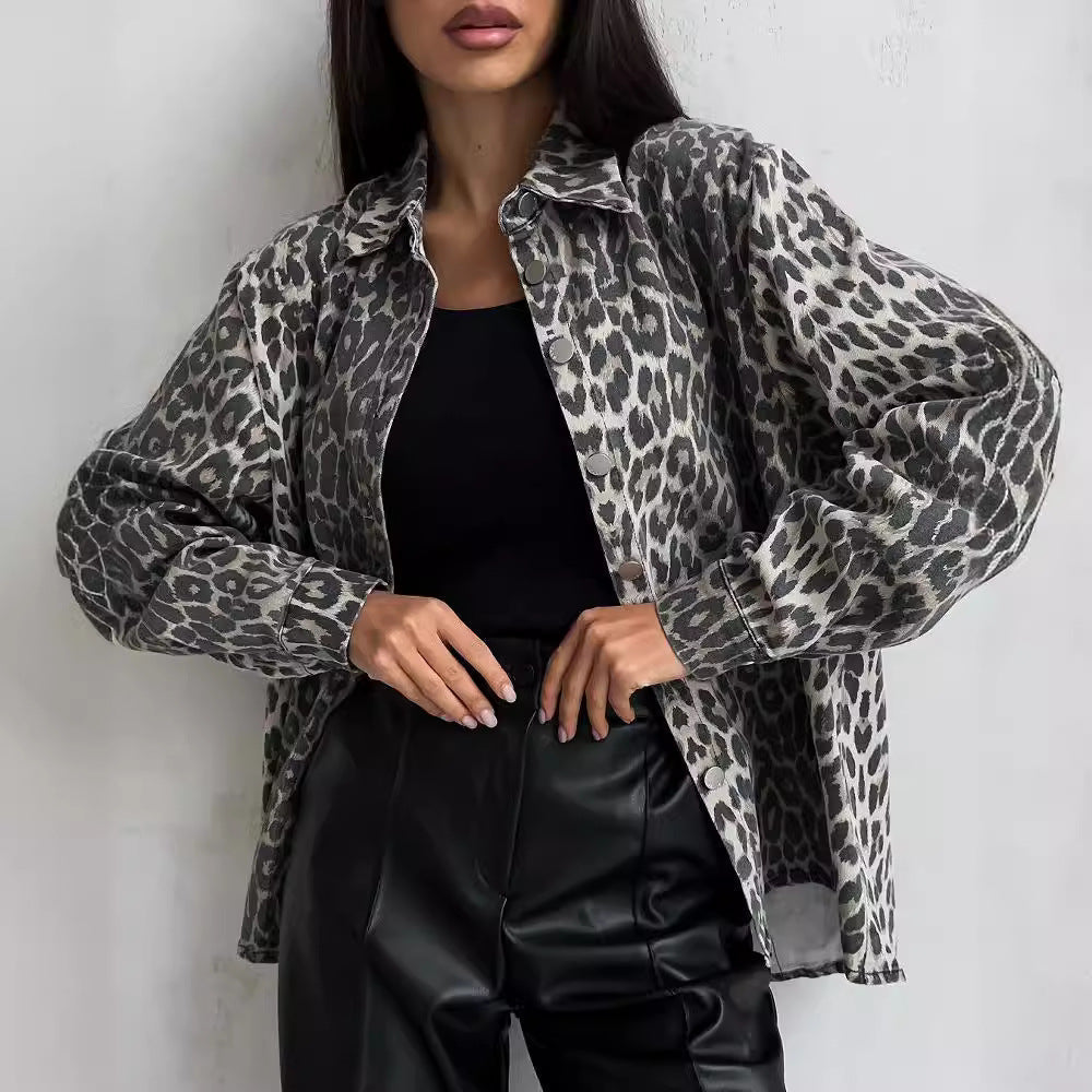 Giacca donna con stampa leopardo iconica. Questo capospalla versatile in denim è perfetto per uno stile audace e distintivo.