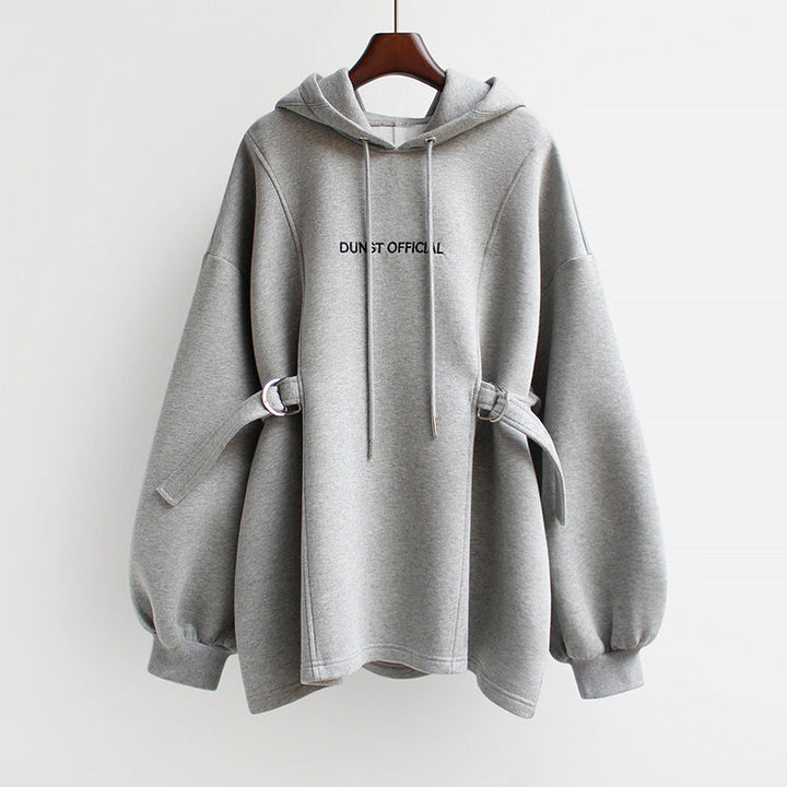 Dettaglio ricamo sulla felpa donna con cappuccio. Stile casual e ampio, perfetta per moda primavera/autunno.