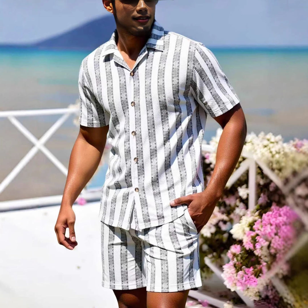 Camicia e pantaloncini uomo bianchi, look estivo fresco e comodo. Ottimo per vacanze e abbigliamento casual.