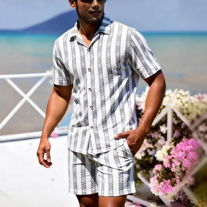 Camicia e pantaloncini uomo bianchi, look estivo fresco e comodo. Ottimo per vacanze e abbigliamento casual.