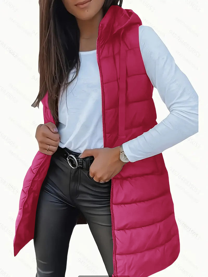 Gilet donna lungo, imbottito e con cappuccio. Smanicato leggero per un look elegante. Perfetto per la moda invernale.