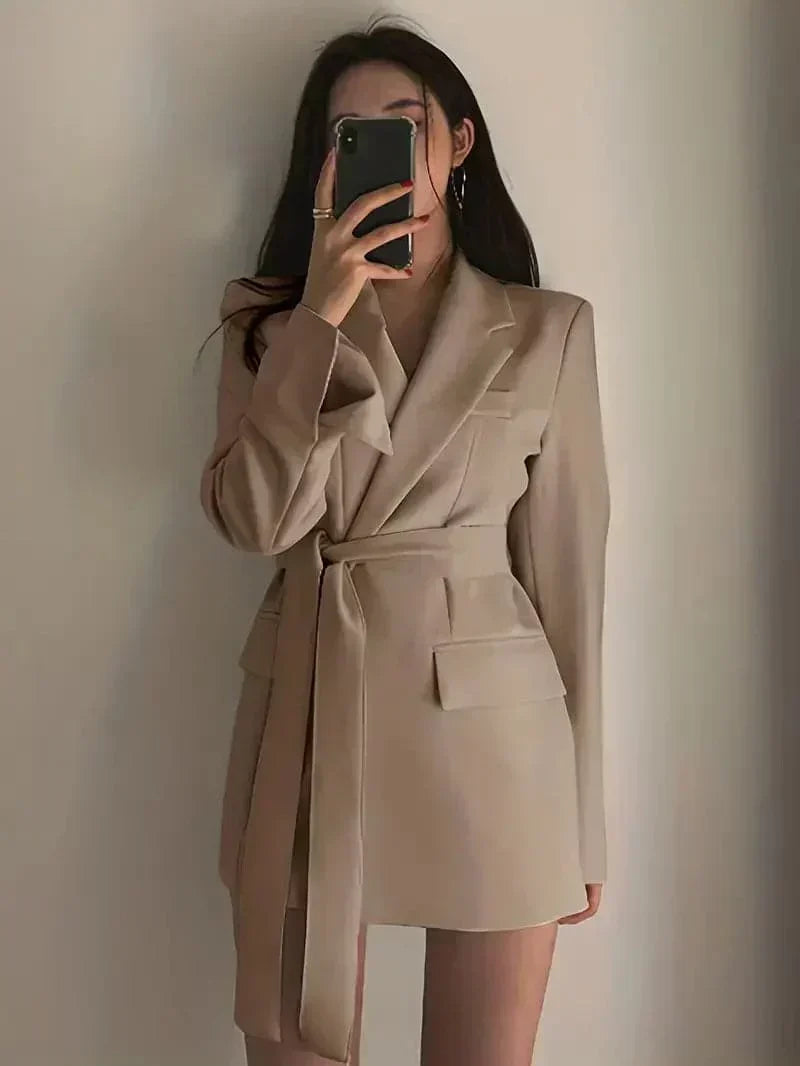 Mini abito blazer donna, taglio sartoriale e slim fit. Perfetto come vestito formale o per un outfit casual-elegante.