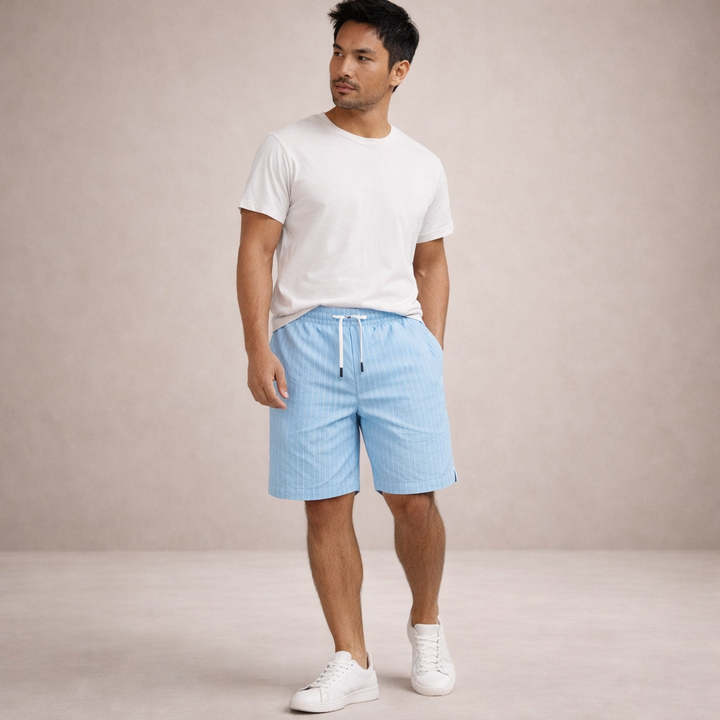 Abbigliamento uomo: shorts estivi con vita regolabile, ideali per vacanze e giornate al mare.