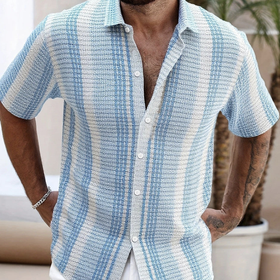 Moderna camicia uomo estiva a maniche corte, slim fit con stampa floreale blu chiaro. Perfetta per il tempo libero e la spiaggia.