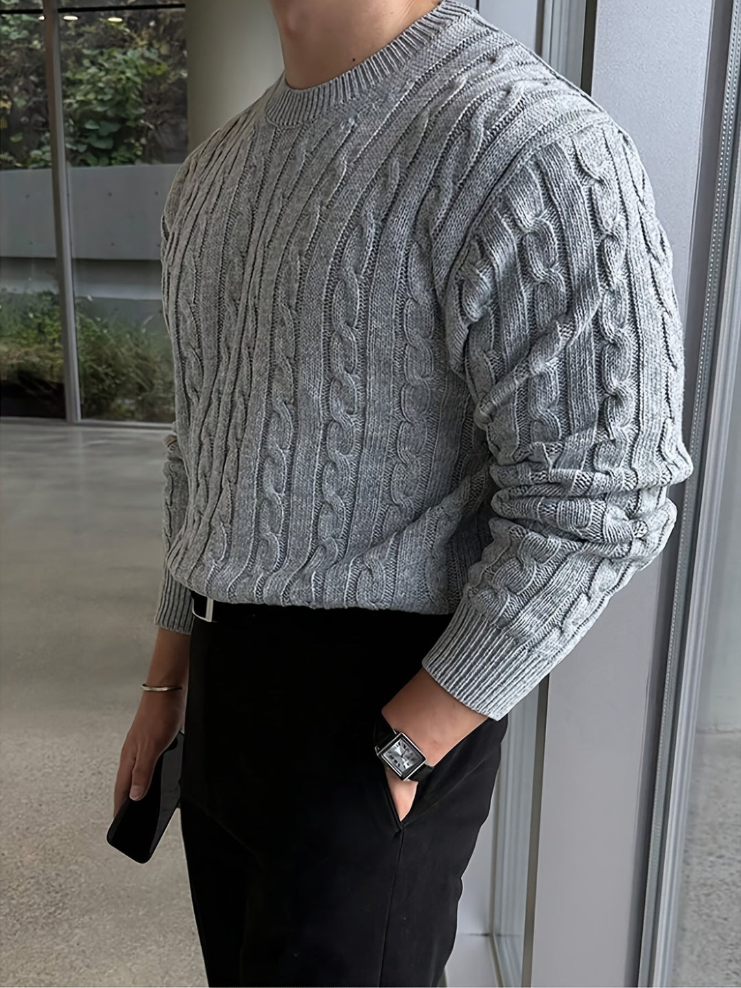 Maglione donna invernale con trecce e girocollo. Morbido, caldo e alla moda per il comfort quotidiano.