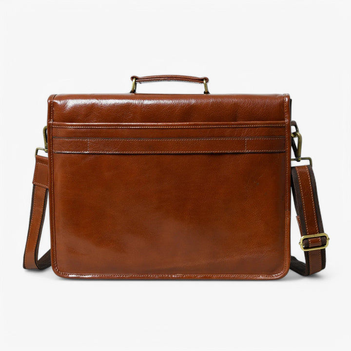 Borsa elegante uomo marrone con patta, accessorio irrinunciabile per stile e professionalità.