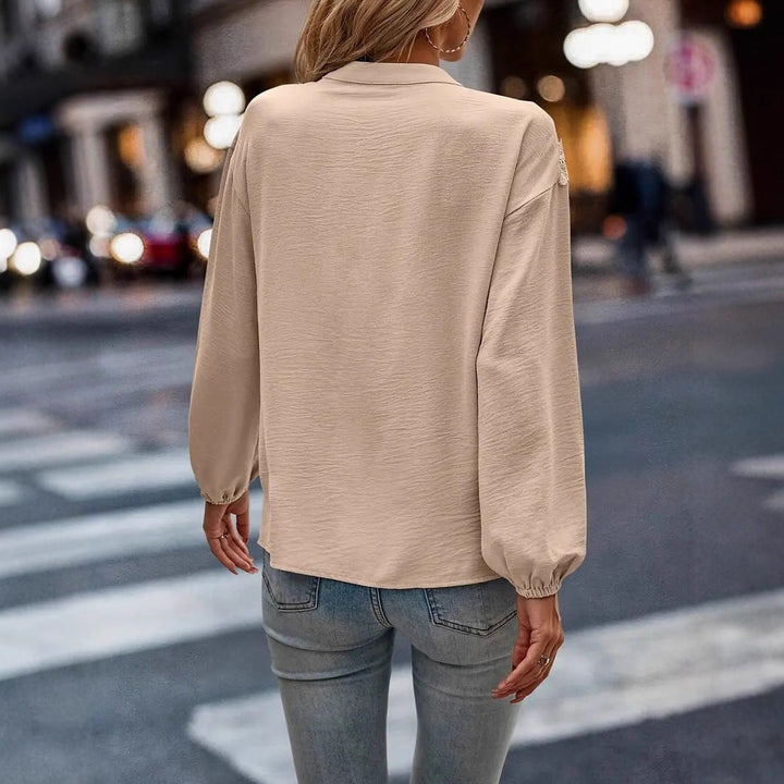 Camicia donna albicocca a maniche lunghe con balze decorative. Ottima per look da ufficio o casual, design femminile.