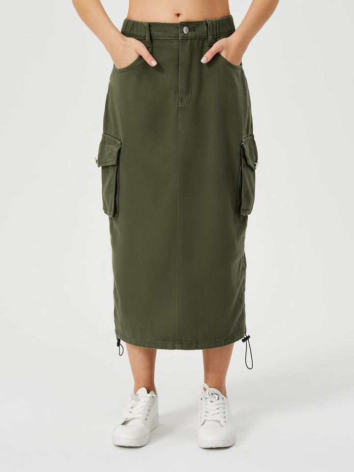 Gonna midi cargo donna con spacco profondo e vita alta. Tasche funzionali per un look urbano e casual.