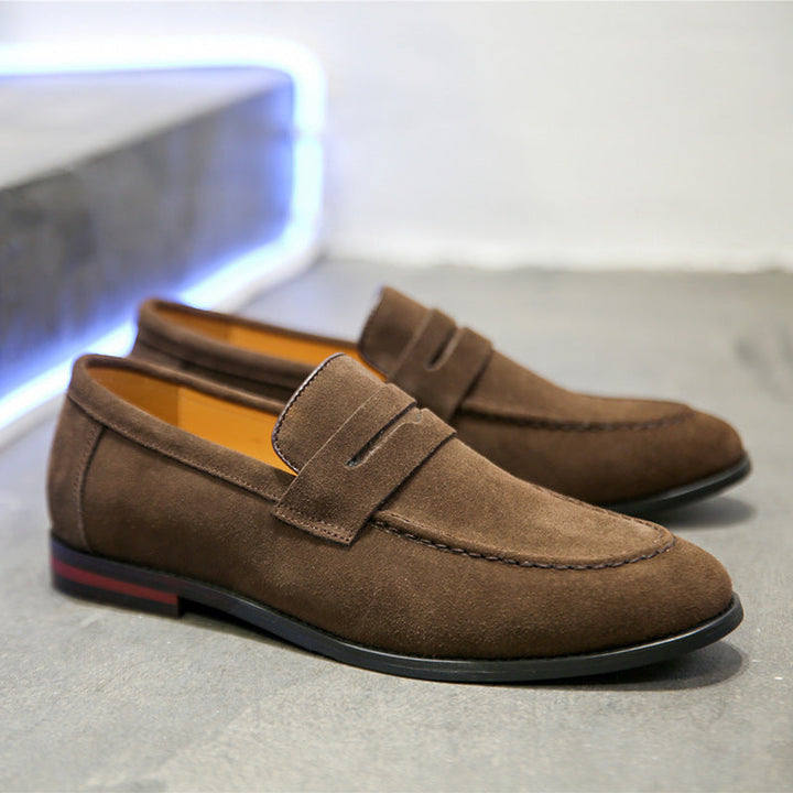 Calzature uomo: mocassini slip-on in camoscio grigio, ideali per comfort e stile raffinato ogni giorno.