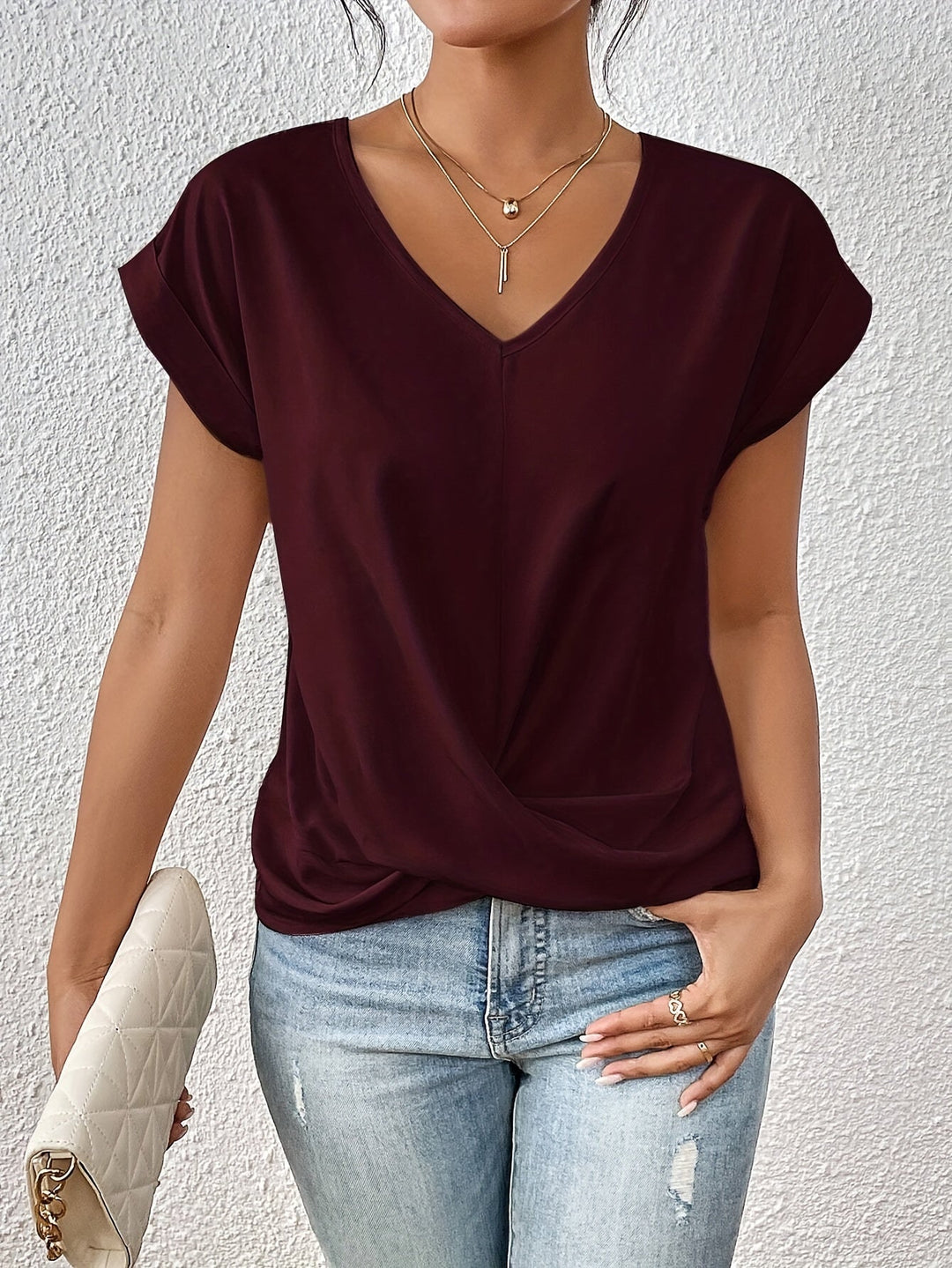 Versatile t-shirt donna con scollo a V e maniche corte, per un abbigliamento casual di stile e comfort moderno.