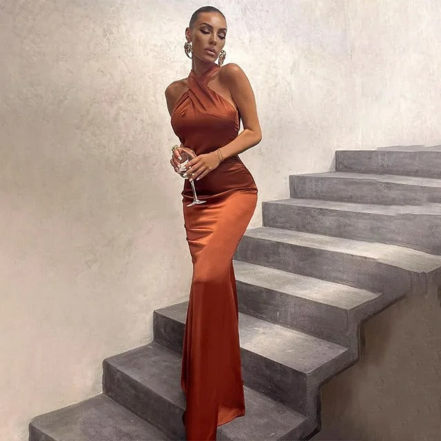 Abito lungo da donna elegante con scollatura incrociata, perfetto per serate di gala, matrimoni e cerimonie.