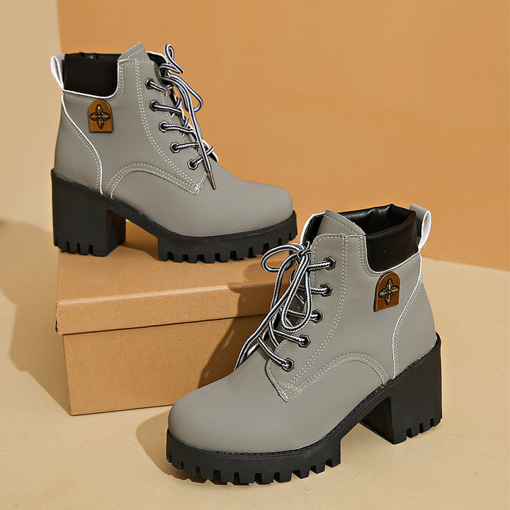 Stivali donna grigi con tacco chunky e zeppa, calzature autunnali eleganti e robuste per la moda.