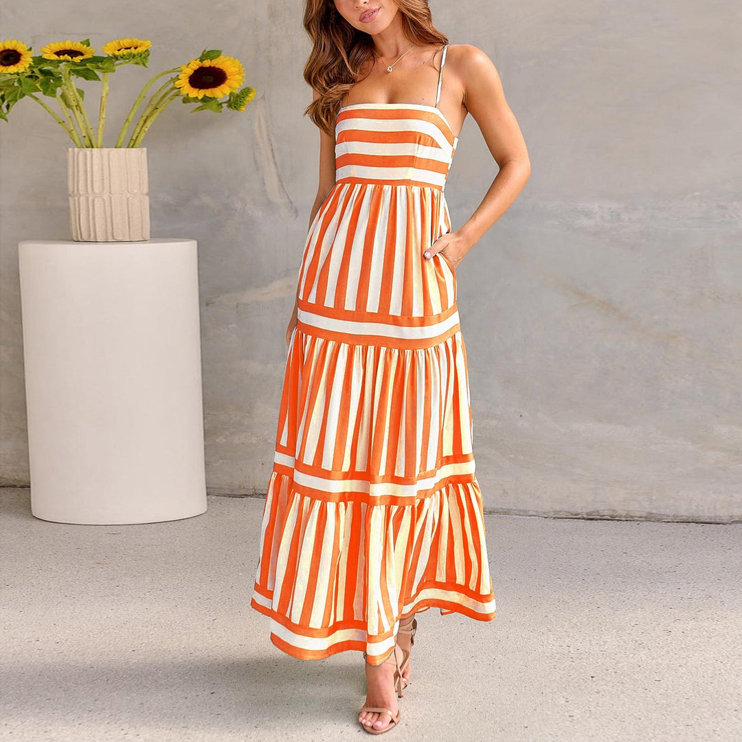 Donna che indossa un maxi abito estivo a righe fluido, spalline sottili. Perfetto per un look comodo e alla moda.