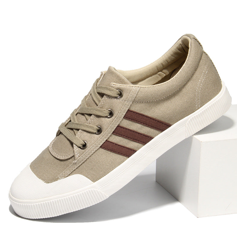 Primo piano: sneakers basse uomo con lacci, scarpe ideali per comfort quotidiano.