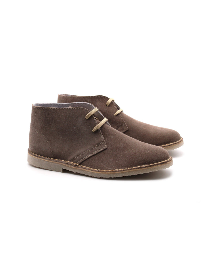 Polacchine uomo in pelle scamosciata marrone con lacci, ideali per un look elegante e casual.