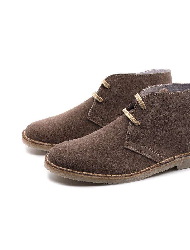 Calzature uomo in pelle scamosciata marrone, stivaletti versatili per outfit eleganti o casual da uomo.
