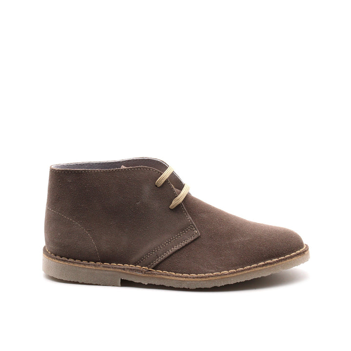 Sofisticate polacchine da uomo in pelle scamosciata marrone, un must-have per calzature eleganti e moderne.