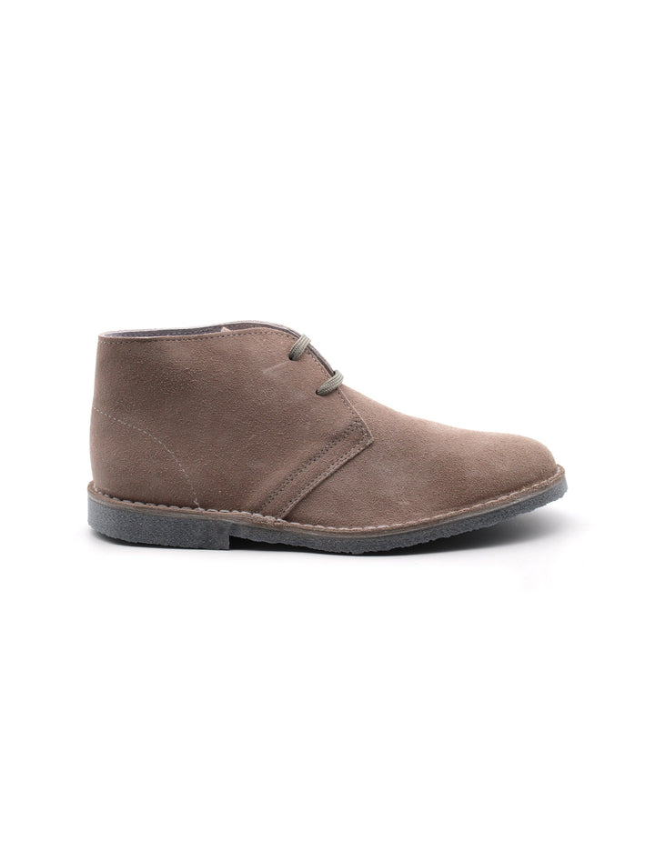 Eleganti polacchine scamosciate da uomo color tortora con lacci, ideali per look casual chic.