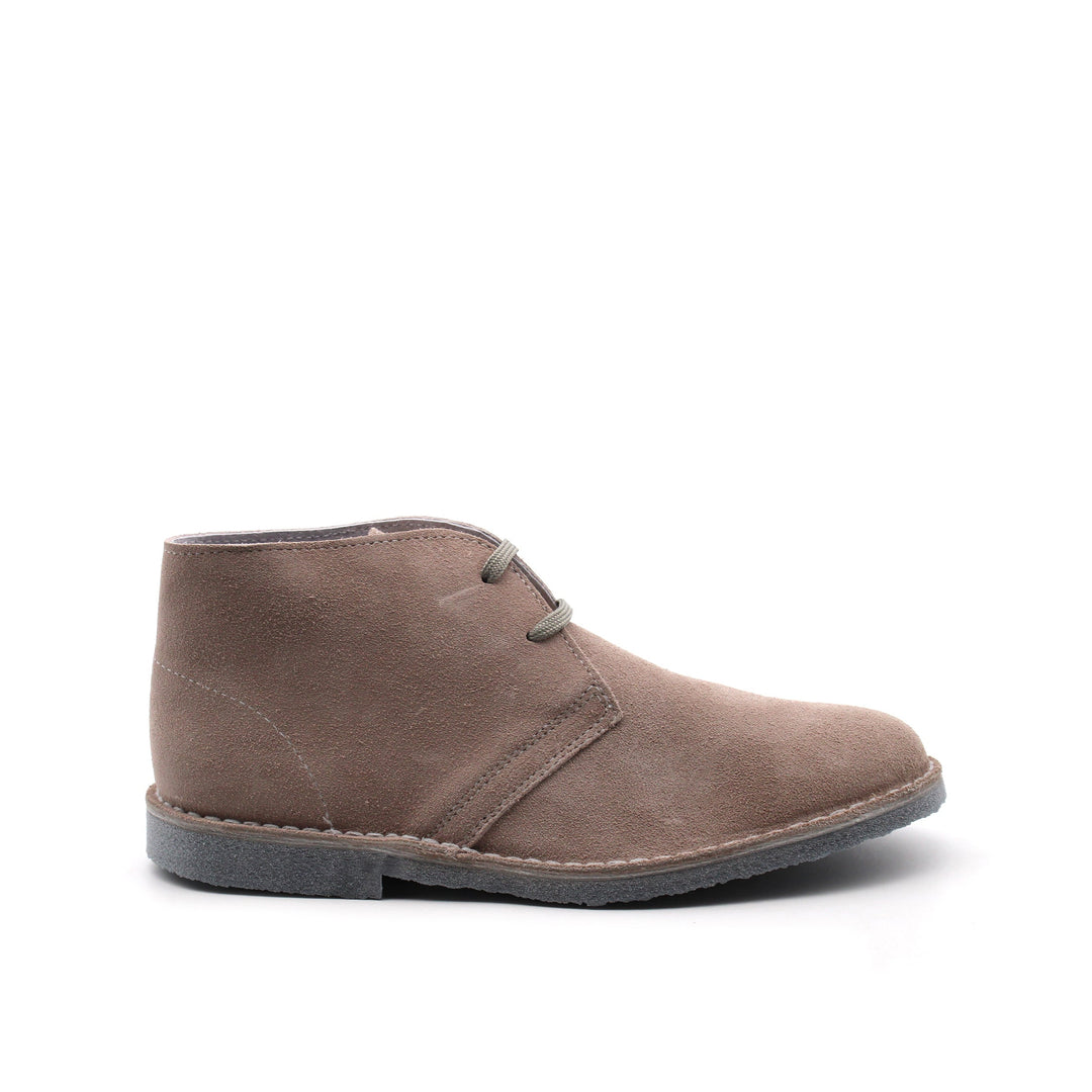 Texture ravvicinata di polacchine uomo in pelle scamosciata tortora con lacci, per un look raffinato.
