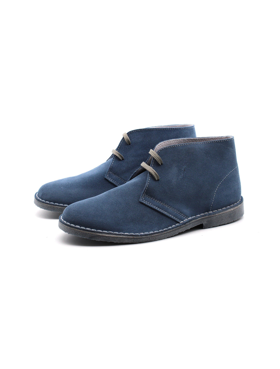 Polacchine uomo blu scamosciate con lacci indossate, stivaletto versatile per un look di moda casual-elegante.