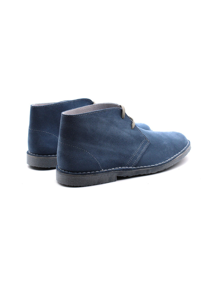 Coppia di polacchine uomo blu scamosciate con lacci, ideali per un outfit casual chic e il massimo comfort.