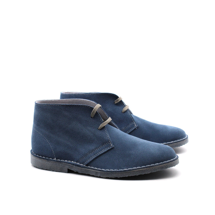Lacci e occhielli su polacchine uomo blu in pelle scamosciata, scarpe di qualità e moda uomo.