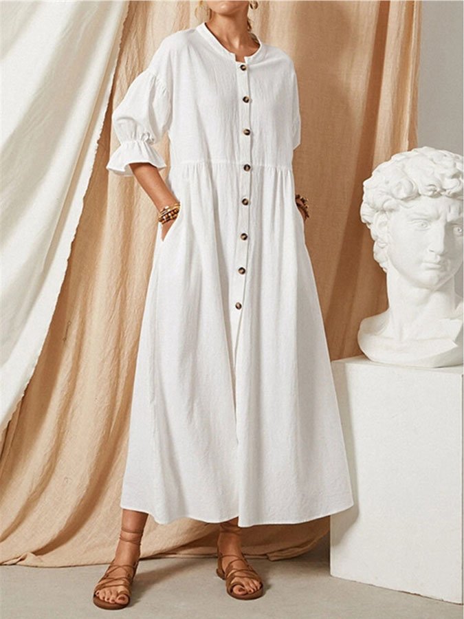 Vestito lungo bianco da donna con abbottonatura e maniche ampie, ideale per un look estivo fresco e alla moda.